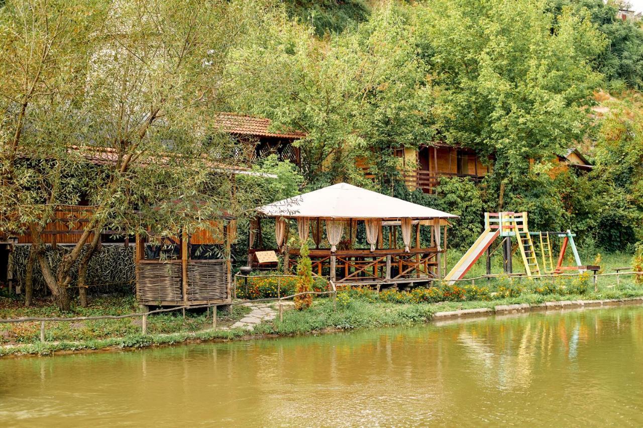 Bilya Richky Hotel Kamianets-Podilskyi Exterior foto